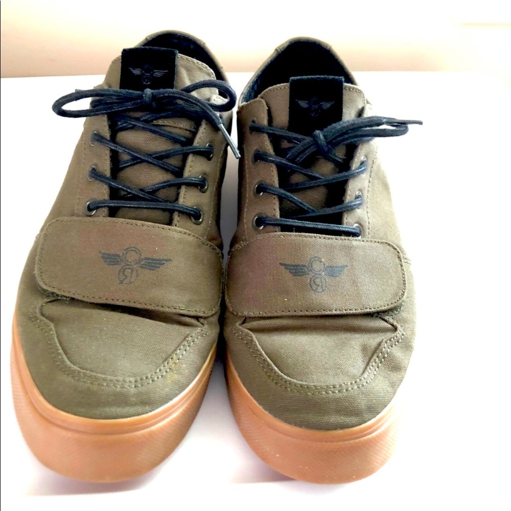 Men’s size 11 Green shoe great condition